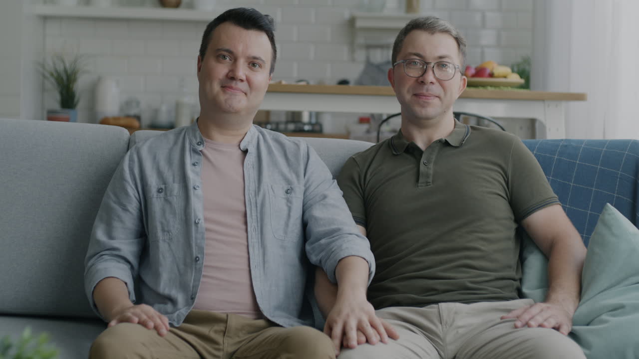 Casal Gay Feliz Relaxando em Casa