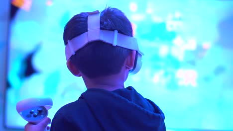 niño jugando juegos en el controlador vr desde la vista lateral trasera
