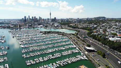 Paisaje-Urbano-De-Auckland-Con-Yates-En-El-Muelle-Y-La-Autopista-Hacia-El-Norte,-Vista-Aérea