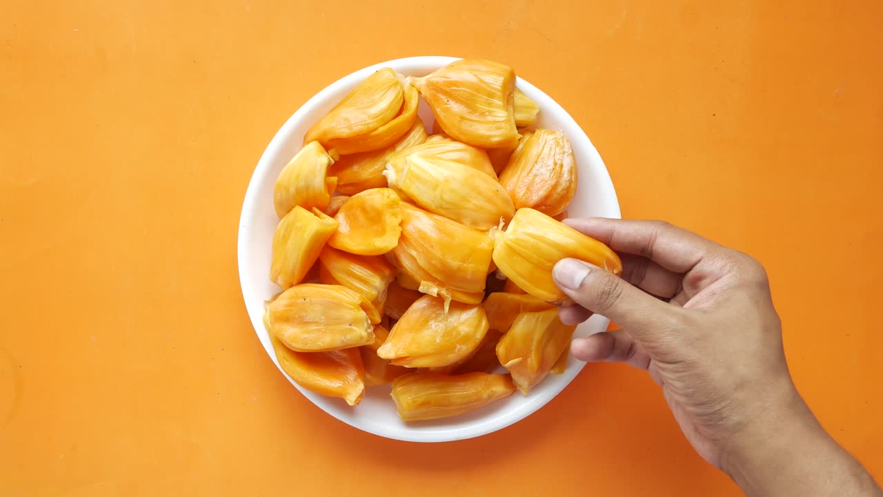 jackfruit en rodajas en un tazón blanco