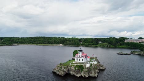 Kreisförmiger-Drohnenflug-Um-Den-Leuchtturm-Von-Pomham-Rocks-Im-Providence-River