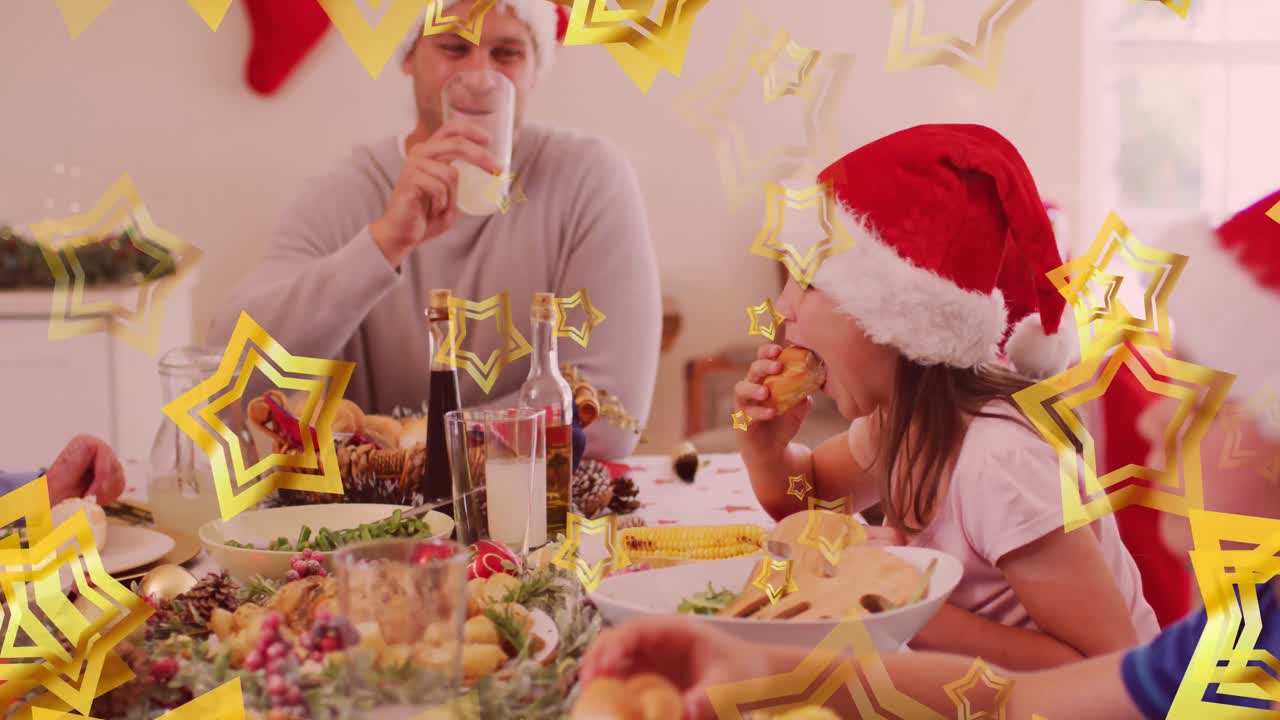 animación de estrellas doradas sobre la hija caucásica y el padre con sombreros de santa comiendo la comida de navidad