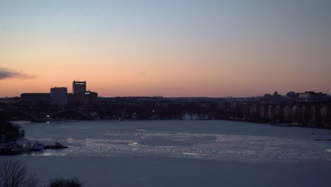 Plano-Medio-Sobre-Una-Ciudad-Al-Atardecer