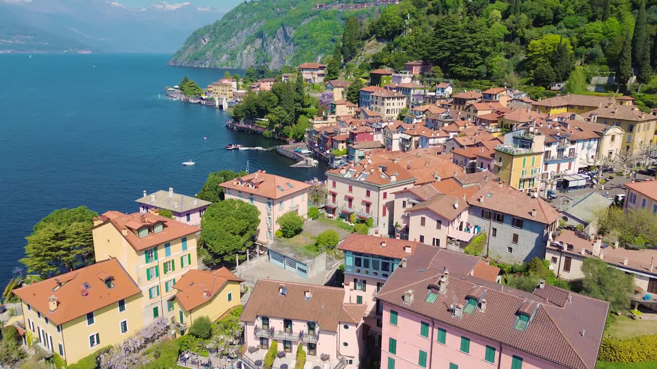 Vista aerea con drone delle case colorate di Varenna sulla costa del Lago di Como, pittoresco villaggio italiano sull'acqua, destinazione di viaggio Italia