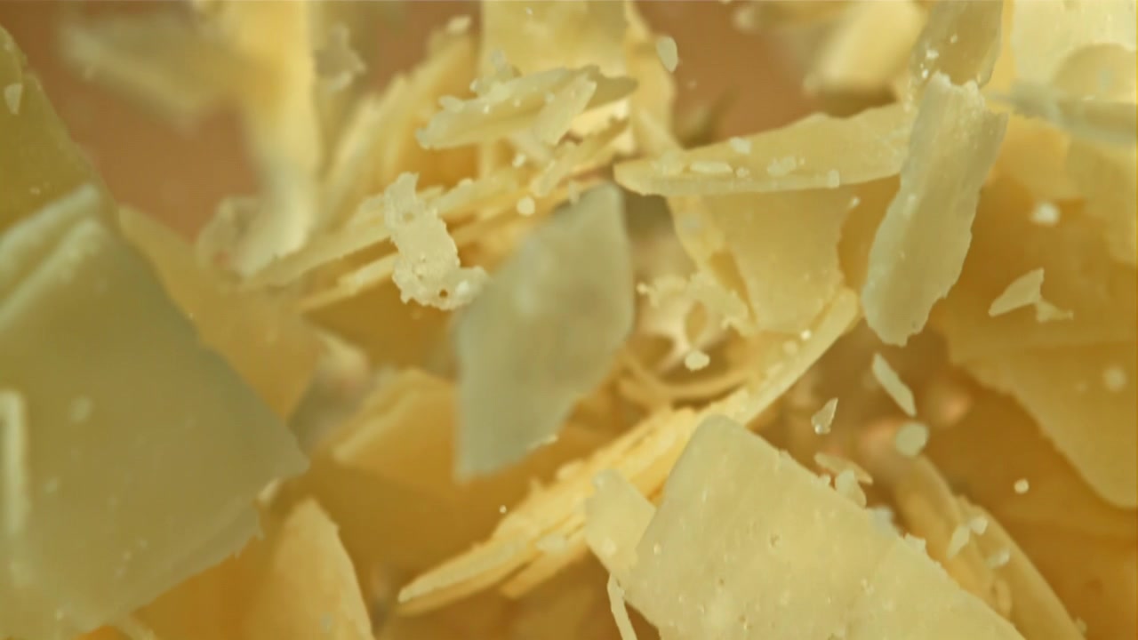 Copeaux de Parmesan tombant au ralenti