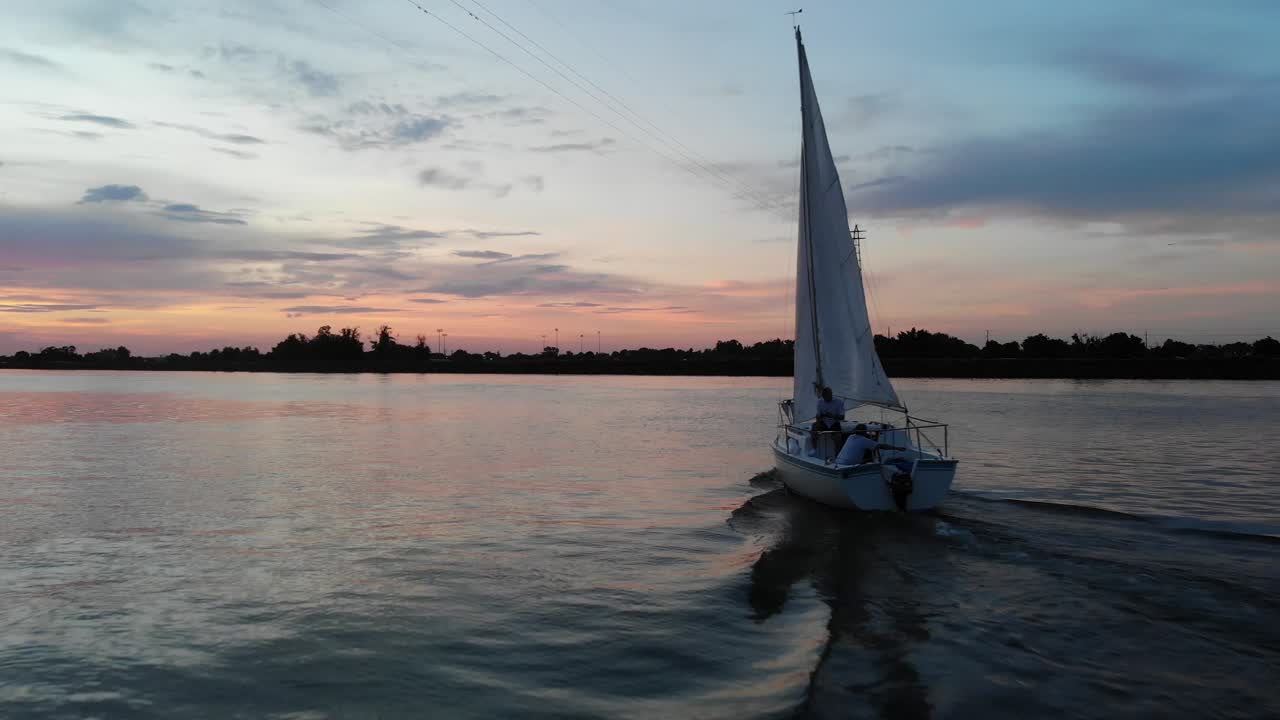 Inseguimento aereo di una barca a vela tradizionale sul tratto superiore del fiume Columbia.