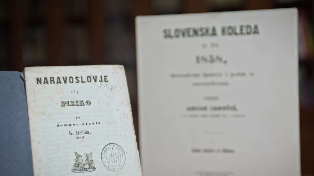 두 개의 오래된 책 표지를 닫고 포커스가 서로 변경됩니다.