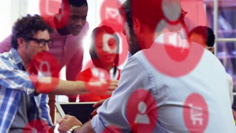 animación de múltiples iconos digitales sobre diversos colegas discutiendo sobre la computadora portátil en la oficina