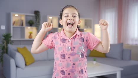la niña feliz se regocija.