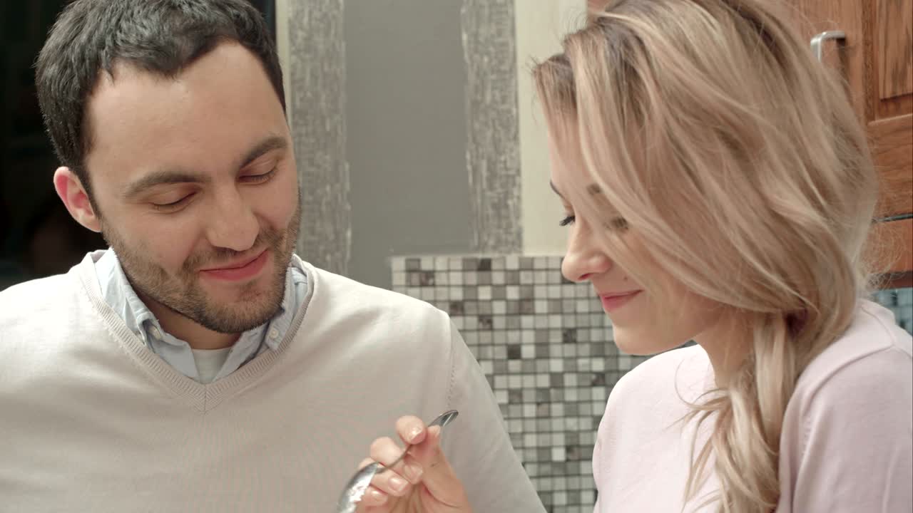 배고픈 부부는 밤에 케이크를 간식으로 먹기 위해 냉장고로 간다.