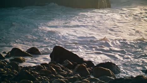 Schäumendes,-Seichtes-Meerwasser,-Das-Die-Felsige-Küste-Aus-Der-Nähe-Umspült.-Wunderschönes,-Winkendes-Meer