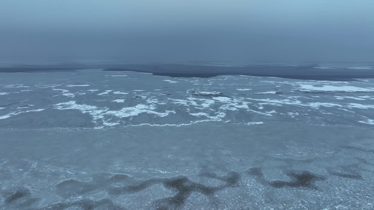 파모라미크와 경치 좋은 전망: 호수의 큰 지역은 겨울에 얼어붙습니다.