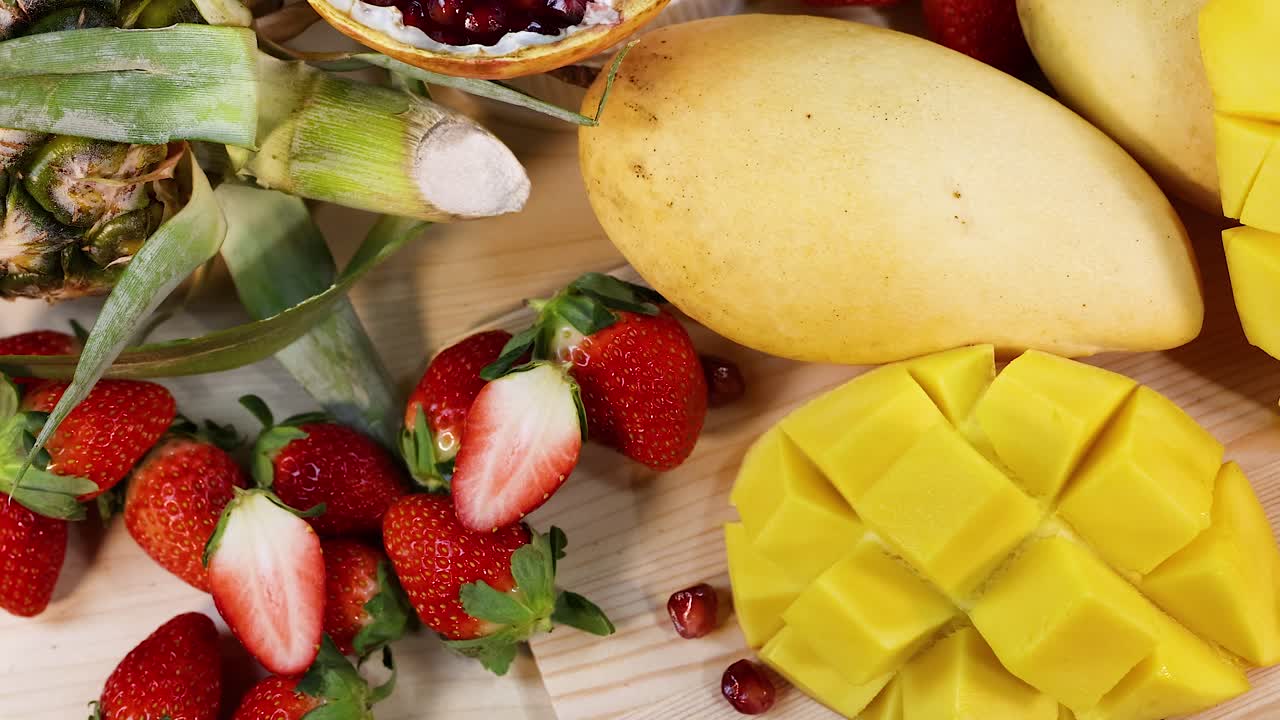 variedad de frutas expuestas sobre un fondo blanco