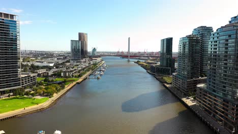 Imágenes-De-Drones-Del-Pintoresco-Río-Yarra