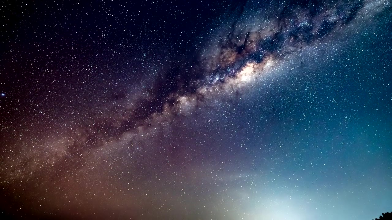 Utrolig nattehimmel natt-lapse av fargerik Melkevei og solaktivitet i verdensrommet