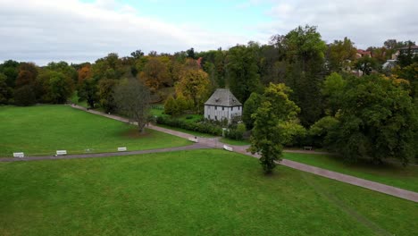 maravillosa vista aérea de arriba vuelo weimar casa jardín thuringia parque alemán otoño 23