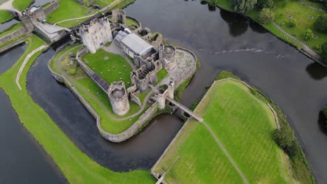 Vista-Aérea-Del-Castillo-Más-Grande-De-Gales-En-El-Castillo-De-Caerphilly,-Reino-Unido