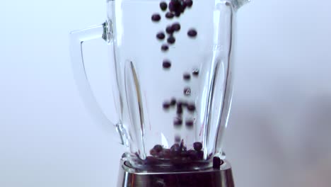 arándanos en licuadora, preparación saludable de jugo de fruta fresca, cámara lenta