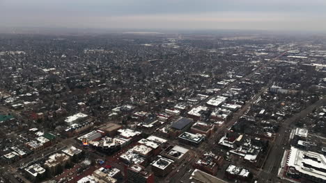 Weihnachten-In-Boulder-Colorado-Pearl-Street-Mall-Baseline-Luftdrohne-Filmisch-Dezember-University-Of-Colorado-Cu-Buffs-Winter-Bewölkt-Verschneit-Denver-Stadt-Autos-Gebäude-Straßen-Vorwärts