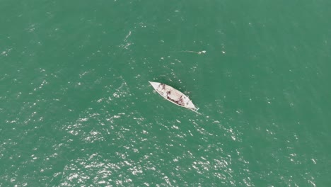 barco de madera flotando en aguas turquesas del océano frente a baluchistán