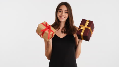 una mujer caucásica feliz posando frente a la cámara.