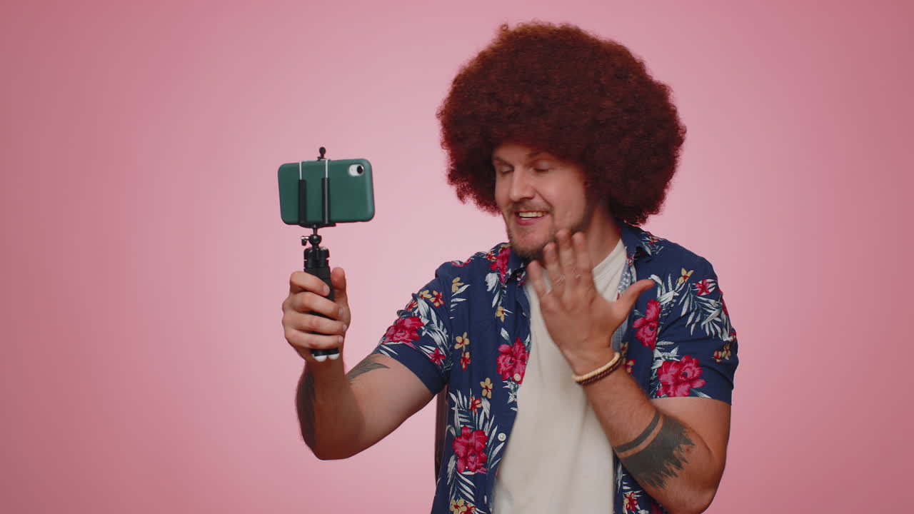 hombre blogger tomar selfie en el teléfono móvil selfie stick comunicarse llamada de video en línea con los suscriptores