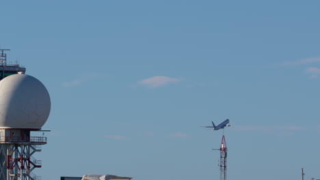 공항 레이더 타워 근처 에서 이륙 하는 비행기