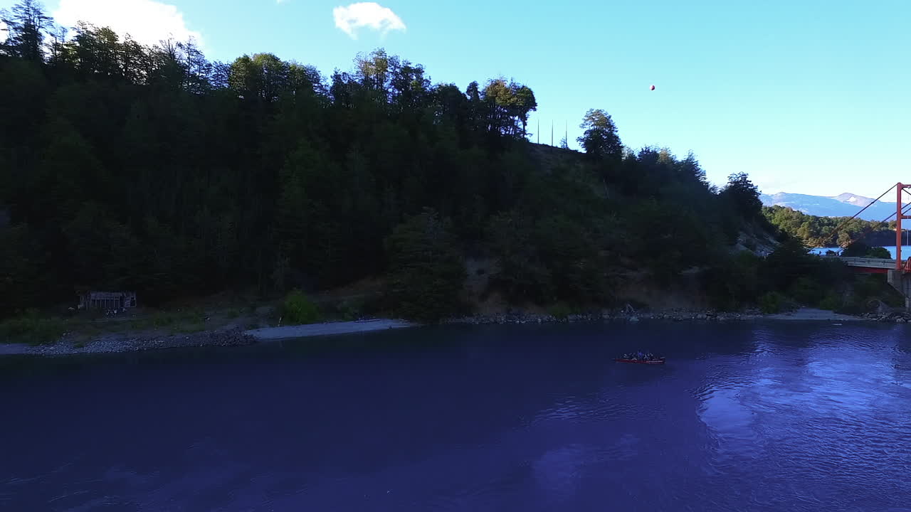 AEREA - Barca che rientra a riva nel Lago General Carrera, Cile, campo lungo