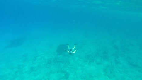 hombre buceando en el mar azul claro