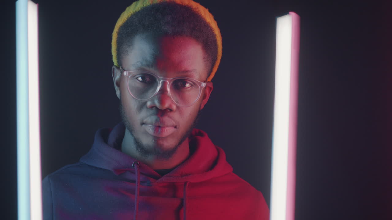 retrato de neón de un hombre