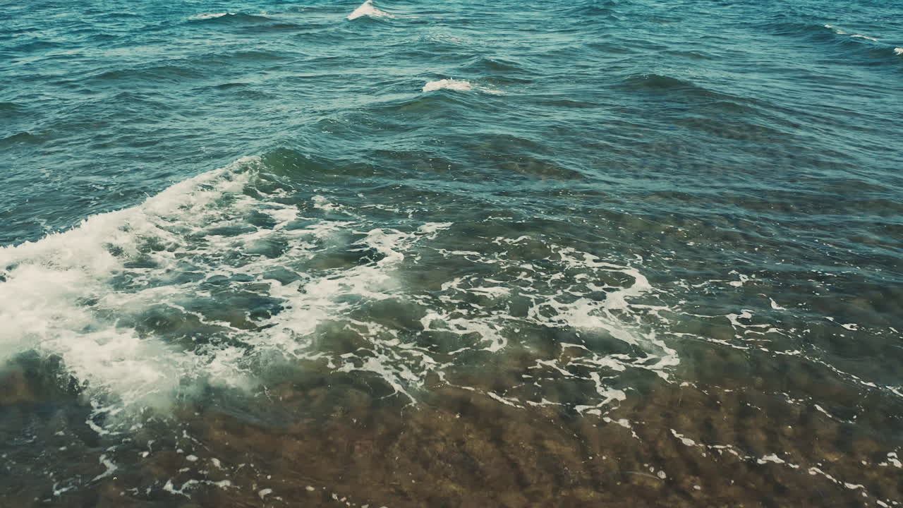 olas oceánicas y aguas poco profundas