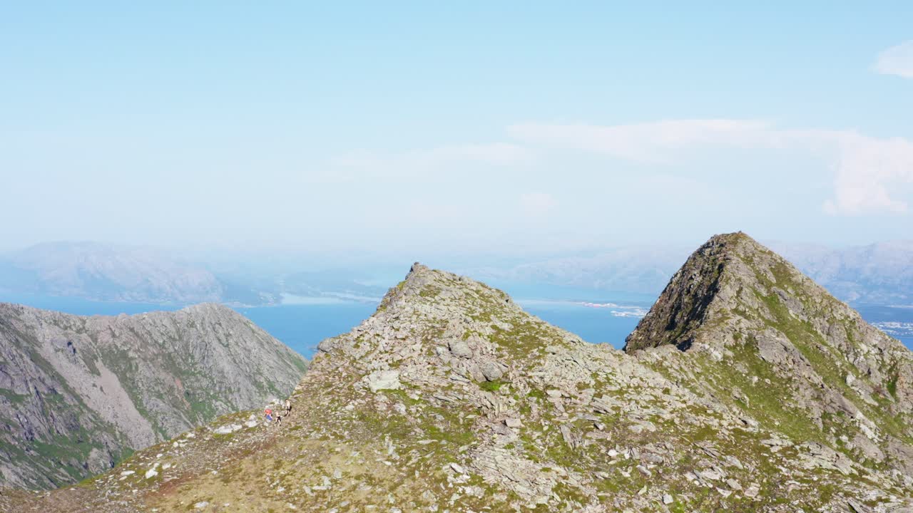 paisaje noruego que muestra el monte donnamannen durante el día - toma aérea de drones