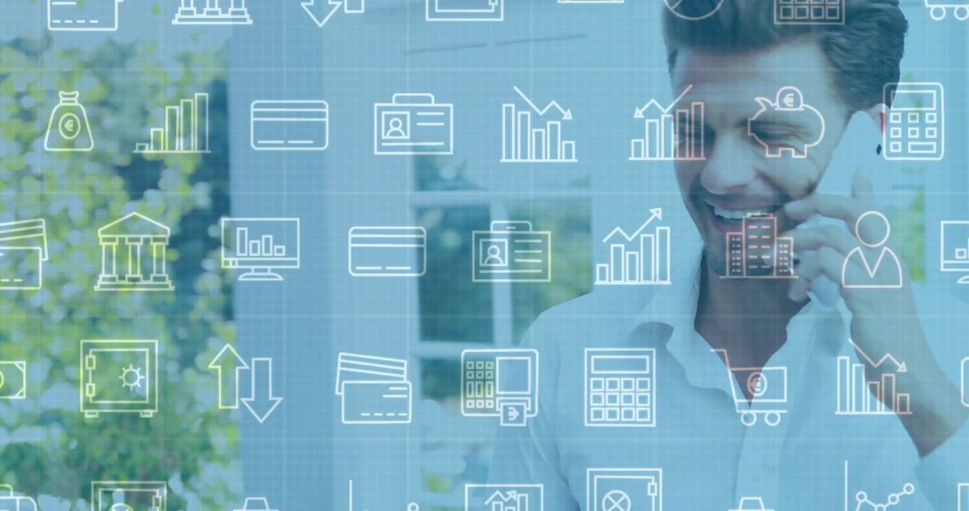 Uomo d'affari che riceve una chiamata sullo smartphone e reagisce con un sorriso mentre grafici finanziari e icone trasparenti fluttuano