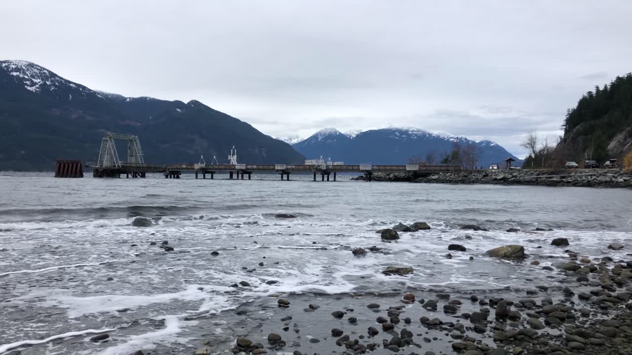 포르토 코브 마리나 공원의 부두, 산, 해안선, 슬로우 모션