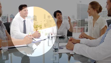 animación del gráfico de pie procesamiento de datos financieros sobre diversas personas de negocios.