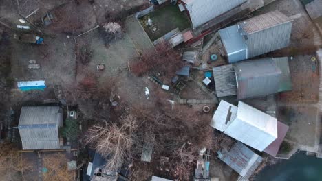 Amanecer-En-Un-Lago-Helado-Con-Pequeñas-Islas-En-Imágenes-De-Drones-De-Invierno-Con-Cámara-En-Las-Casas-Abandonadas-Grabadas-Con-Una-Chispa-Dji-1080p-30fps