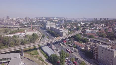 Hermosa-Toma-Aérea-Panorámica-Del-Centro-De-La-Ciudad-De-Belgrado-Cerca-De-La-Gacela-Y-La-Feria