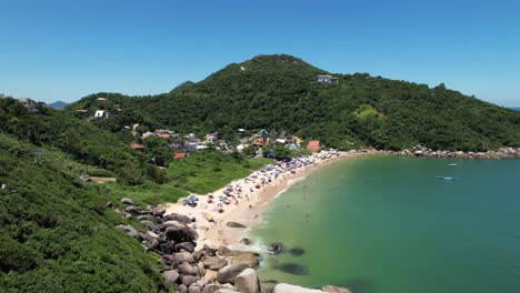dron desde la playa de mullet en la ciudad de bombinhas santa catarina brasil - praia da tainha