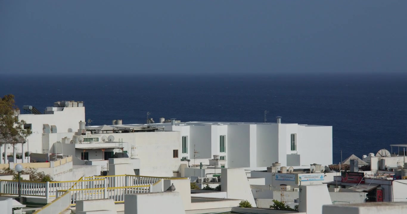 Scatto panoramico molto ampio che mostra edifici imbiancati a calce a Puerto del Carmen, Lanzarote, Isole Canarie.