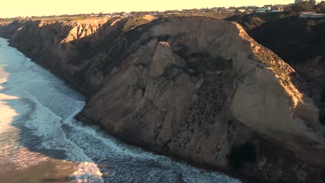 vista aérea de la falla del farol de la playa de los negros al amanecer