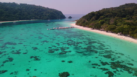 una isla paradisíaca tropical con aguas turquesas y arrecifes de coral