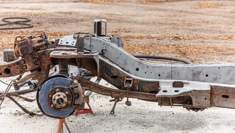 Bastidor-De-Coche-Oxidado-Para-Limpieza-Con-Chorro-De-Arena-Y-Restauración-En-El-Taller