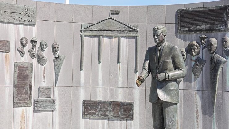 Luoghi epici dell'Irlanda: bella statua in bronzo che commemora la visita di John F. Kennedy a New Ross, Wexford, quando era Presidente degli Stati Uniti, poco prima del suo assassinio