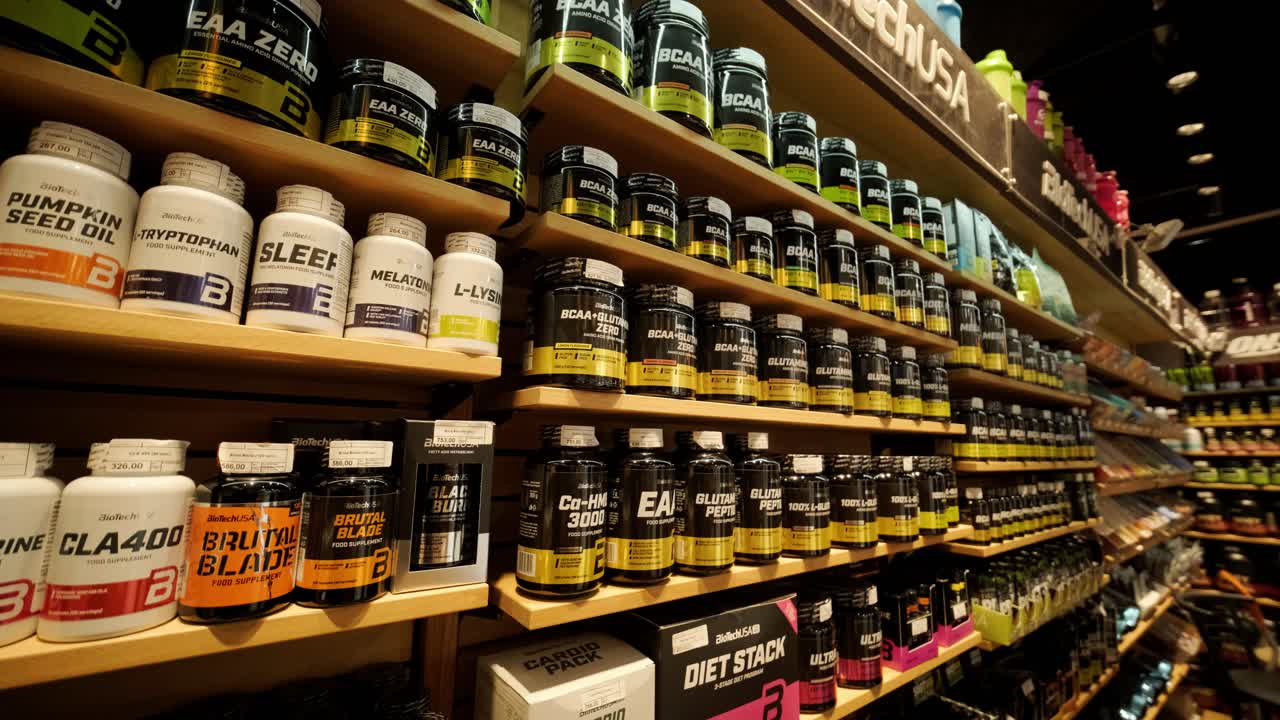 스포츠 영양 상점 인테리어에는 다양한 영양 보충제가 있습니다.