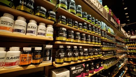 interior de la tienda de nutrición deportiva con una gran selección de suplementos nutricionales.