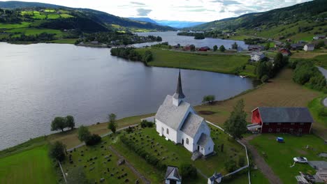 antigua iglesia blanca en la orilla del fiordo de noruega