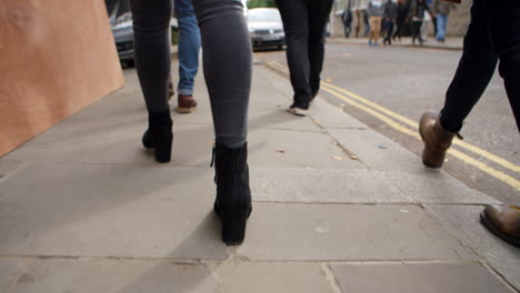 cerca de los pies caminando por la calle de la ciudad