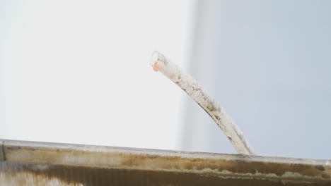 el agua cae si el tubo está sucio y transparente