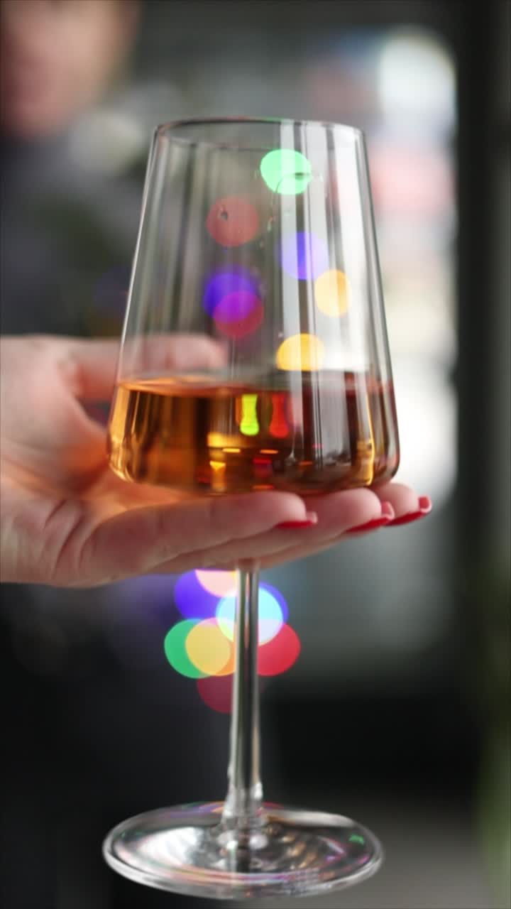 와인 컵 을 들고 있는 여자