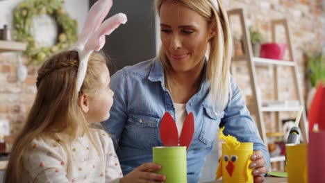 Video-Von-Mutter-Und-Tochter,-Die-Mit-Handgefertigten-Osterspielzeugen-Spielen